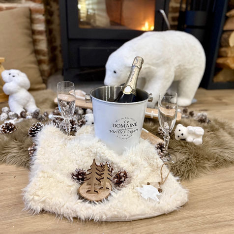 Célébrez vos moments précieux au gîte Le Petit Refuge de Rahon, encore plus féerique avec l’option sapin de Noël