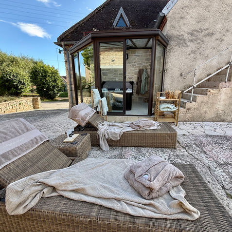 Vivez une expérience unique dans un cadre authentique et intimiste. Attenant à la chambre La Romantique, ce spa privatif Nordique France – modèle Marstrand pour deux personnes est installé dans une véranda lumineuse aux murs de pierre, où règne une atmosphère chaleureuse et paisible.