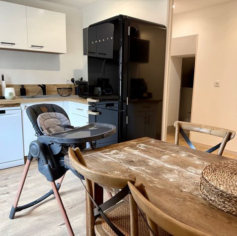 Chaise Haute Maxi-Cosi polyvalente à disposition de nos hôtes. De la naissance à 6 mois, votre bébé pourra se détendre dans le siège inclinable avec son coussin réducteur. De 6 mois à 3 ans, elle se transforme en une chaise haute.