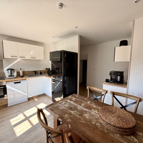 Profitez d’une cuisine parfaitement équipée. Vous y trouverez un Thermomix TM6, un réfrigérateur-congélateur Create, une machine à café Delonghi, un grille-pain Smeg, ainsi que tout le nécessaire pour cuisiner et partager de bons repas...