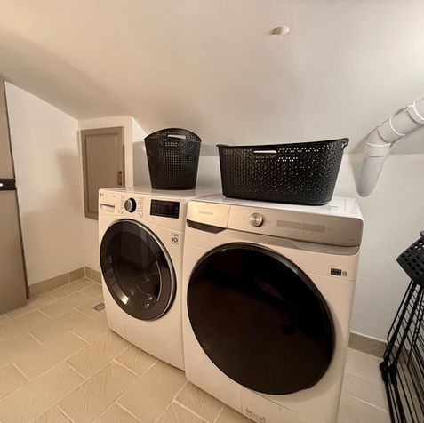 La buanderie du Petit Refuge à Rahon (39120) met à votre disposition une machine à laver LG 17 kg et un sèche-linge Samsung 16 kg. De quoi laver et sécher facilement le linge de toute la famille, même pour les longs séjours.