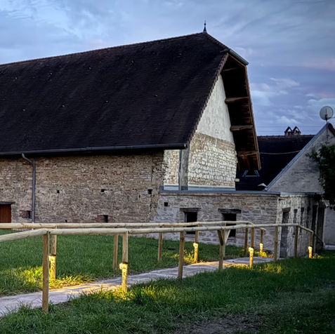 Un chemin d'accès éclairé la nuit pour faciliter et sécuriser votre arrivée au Gîte du Petit Refuge.