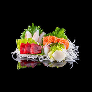 55. Sashimi moriawase (12 pcs)