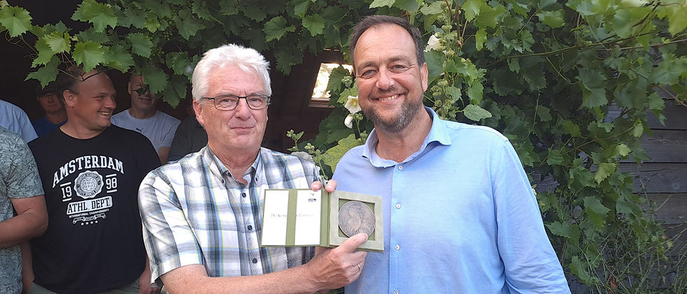 Directeur van Landschap Noord-Holland, Bas Rüter, reikte de Kemphaanpenning op 11 juli uit aan Mark Kuiper, foto: Jocelyn de Kwant, boswachter bij LNH.