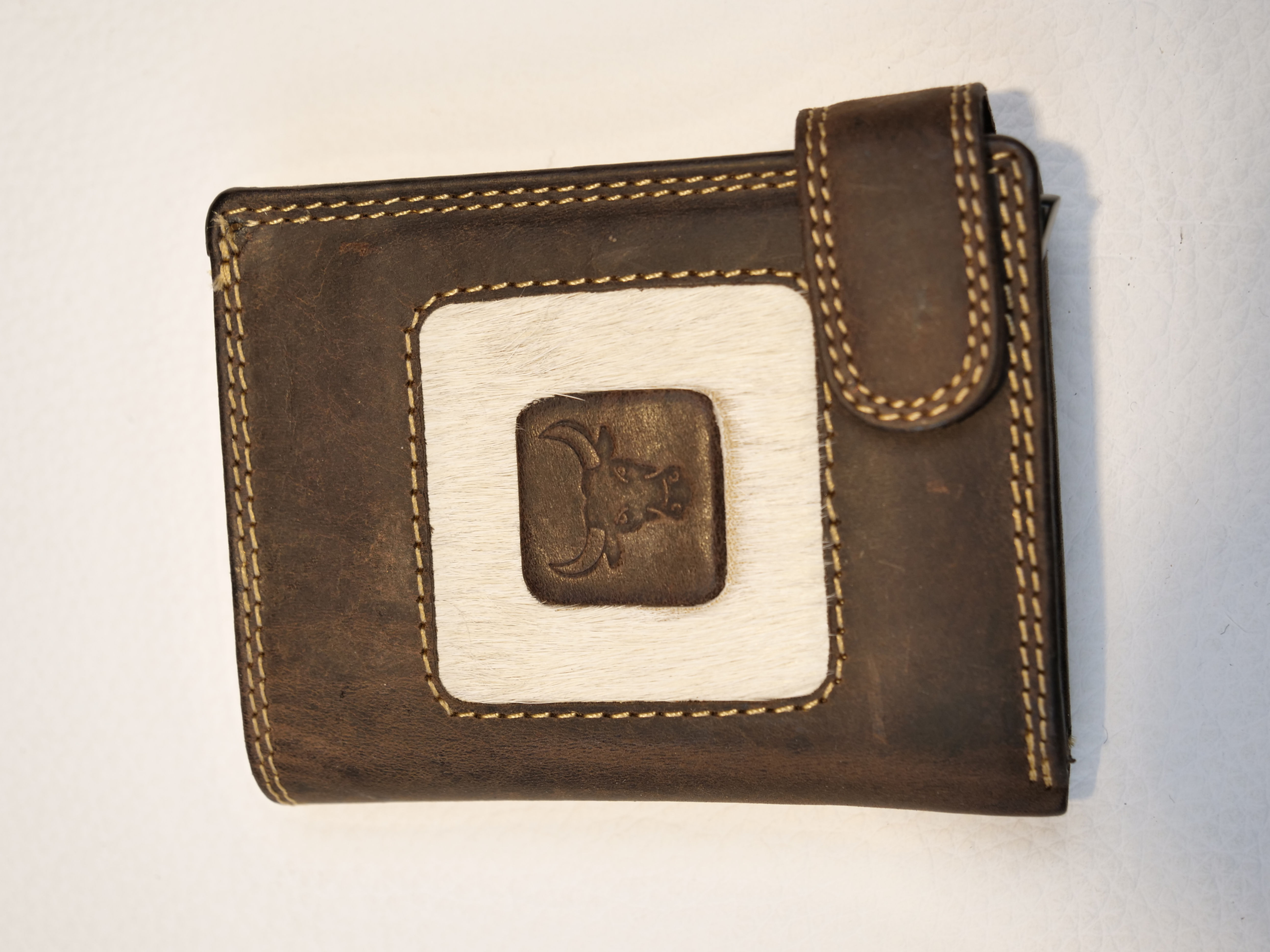 Kartenetui aus stabilem Rindleder mit Kuhfellapplikation
