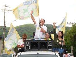 Rodrigo Neves lidera carreata em apoio a Lula em Niterói