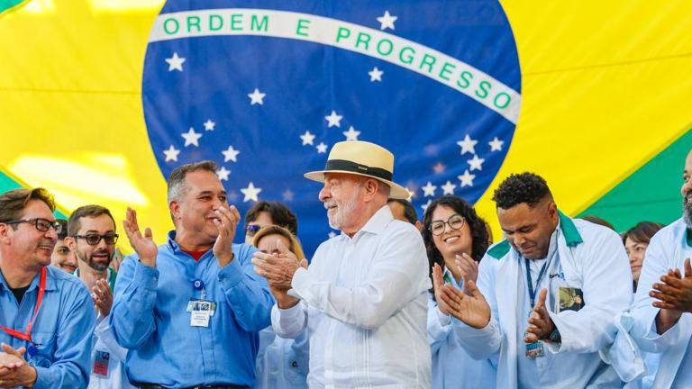 Lula promete recursos para submarino nuclear brasileiro