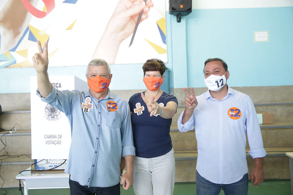 Axel vota em São Francisco ao lado de Rodrigo Neves