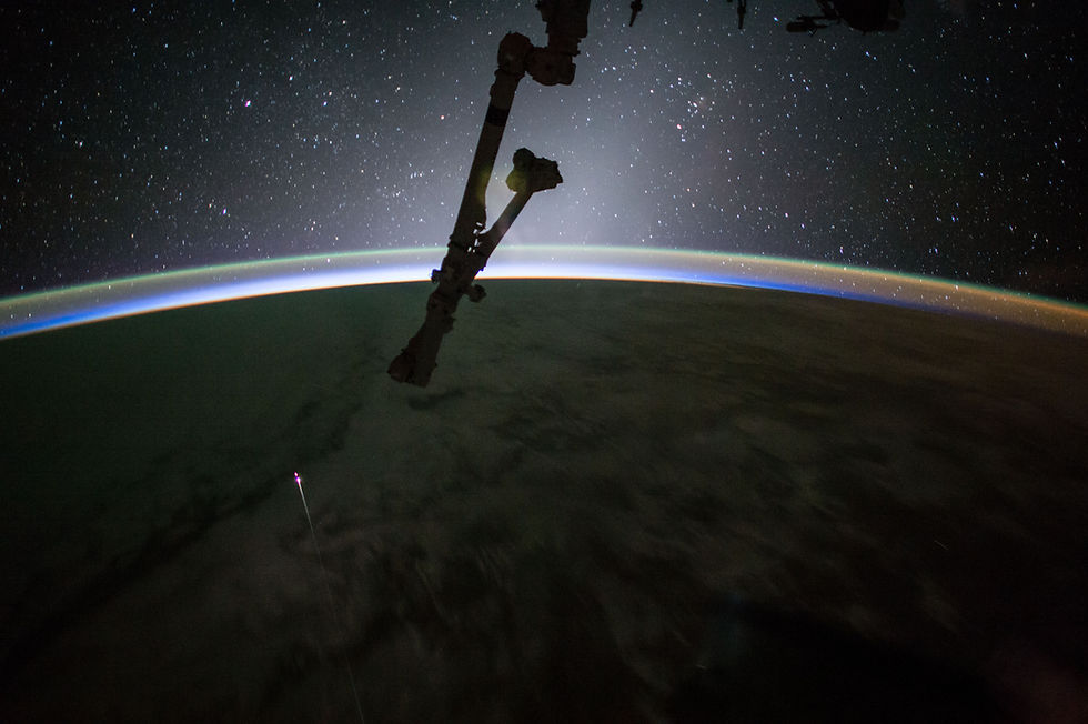 A cápsula do SpaceX em sua reentrada na atmosfera terrestre