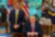 Donald Trump posa como cabo eleitoral de Flávio Bolsonaro / Reprodução redes sociais
