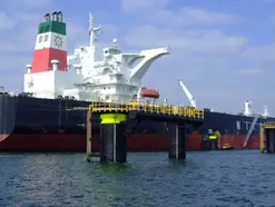 Petroleiro iraniano desafia bloqueio americano e cruza Ormuz