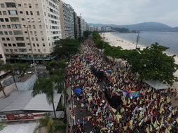 Ato pró-Lula em Niterói leva mais de 45 mil à Praia de Icaraí