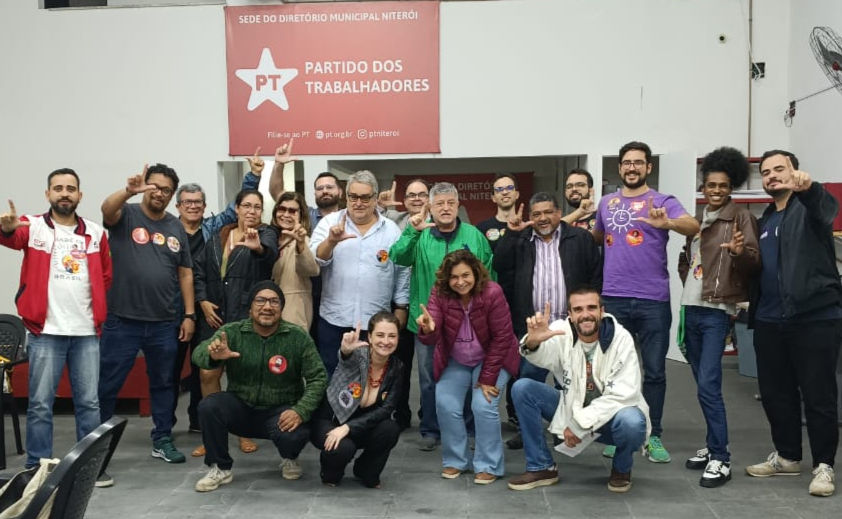 Representantes dos partidos aliados reunidos na sede do PT de Niterói