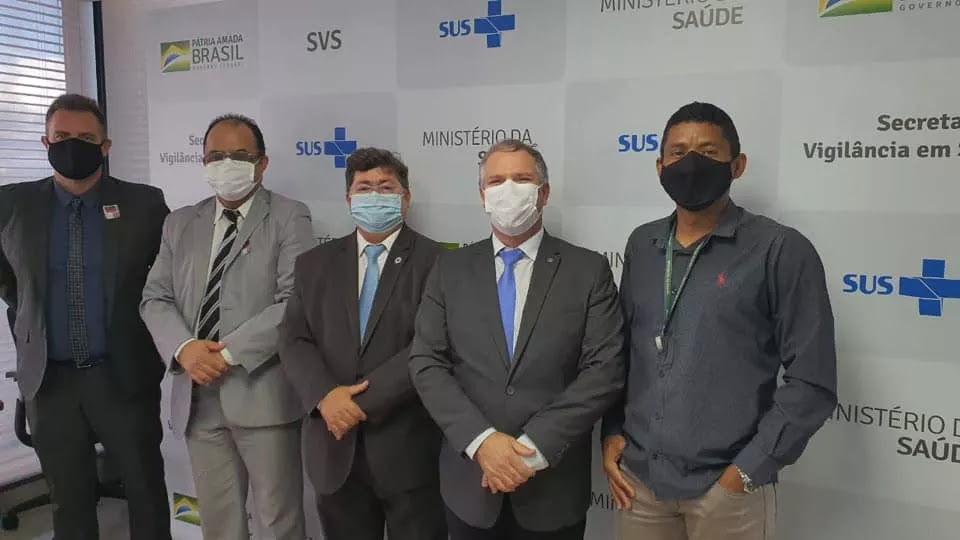 Amilton Gomes, da Senah, esteve no Ministério da Saúde junto a Dominguetti (o primeiro da foto à esquerda), o diretor do Departamento de Imunização e Doenças Transmissíveis, Lauricio Monteiro Cruz (ao meio) e major da Força Aérea Hardaleson Araújo de Oliveira (segundo à direita)