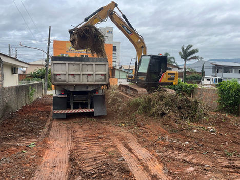 Limpeza de terreno com remoção de material e realização de aterro