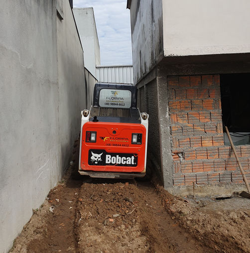 Operação com minicarregadeira em local de difícil acesso