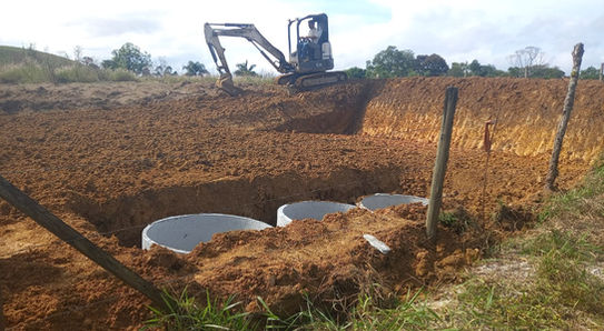 Nivelamento de terreno com escavação e instalação de fossa