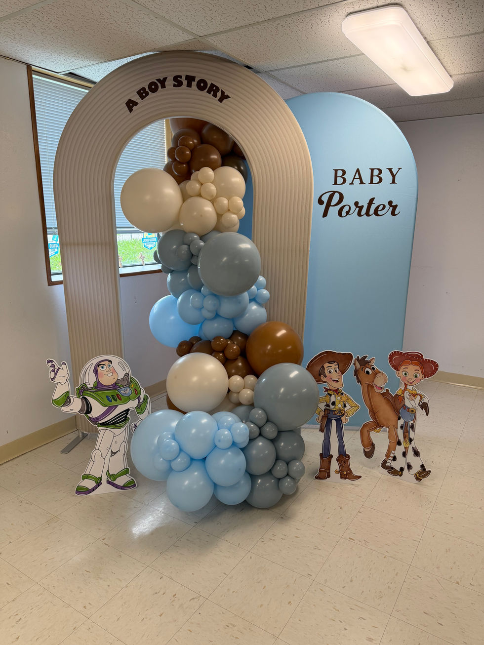 Organic Balloon Garland on a Half and Open Arch_Boy Story Theme