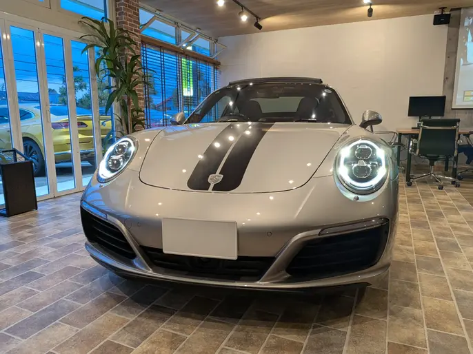 Garage T-Squareで販売中の2018年式ポルシェ911カレラのスモールライト点灯