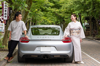 愛車のポルシェとご夫婦