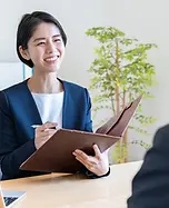 ヒアリングする女性M.webp