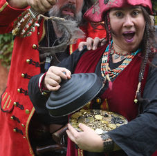 Deux pirates découvrent un trésor débordant de pièces et bijoux, avec des expressions comiques de surprise et de convoitise.