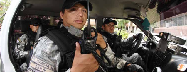 Agentes de Seguridad del Gobierno usando radios y handys Motorola