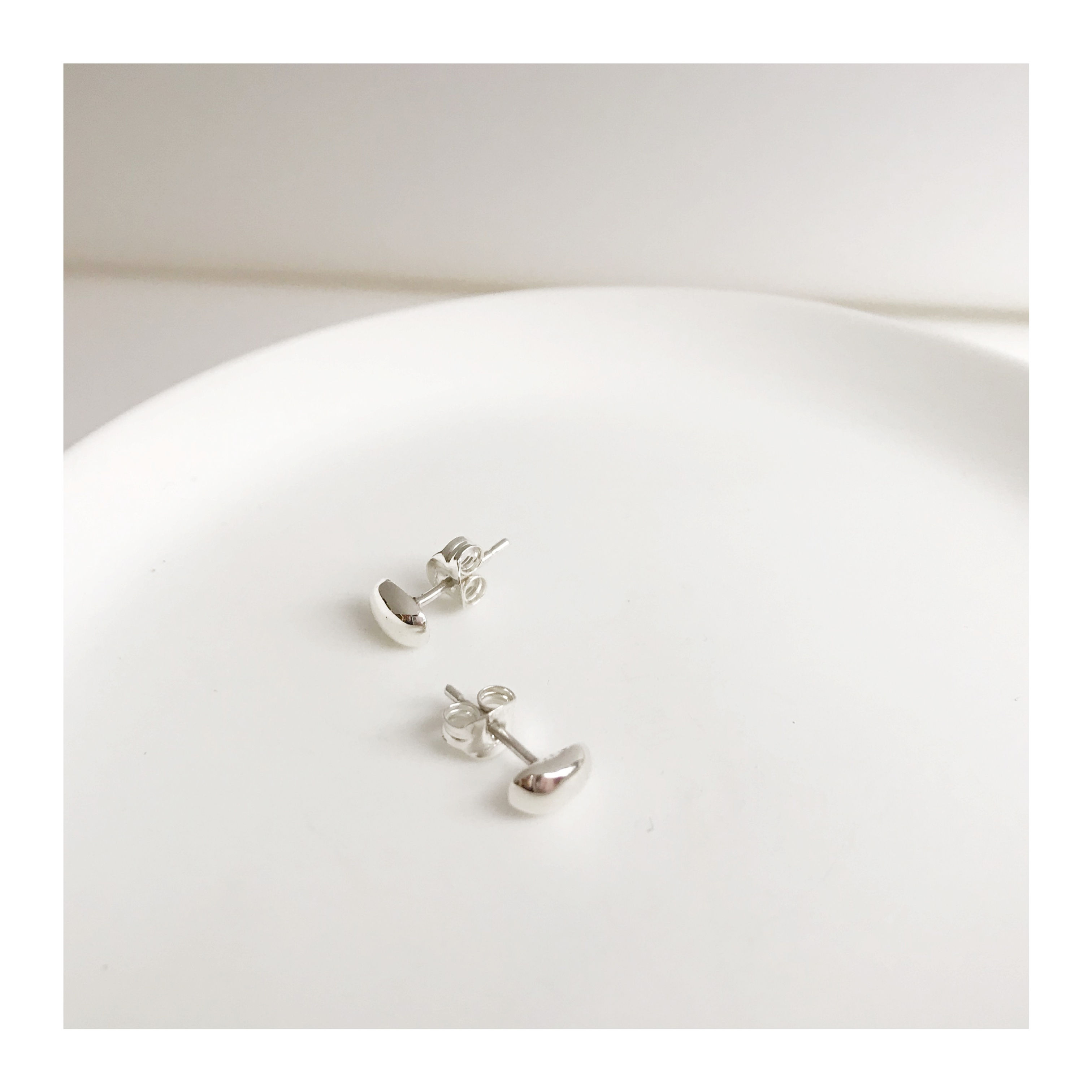 LITTLE BEAN STUDS SILVER