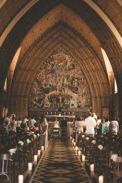 Photo des mariés entrant dans l’église de Marcq-en-Barœul – reportage mariage religieux
