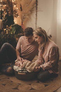 Séance photo nouveau né en famille en home studio à Thumeries près de Lille