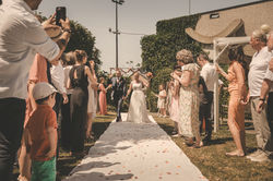Photo des mariés arrivant main dans la main au lieu de réception à Lesquin