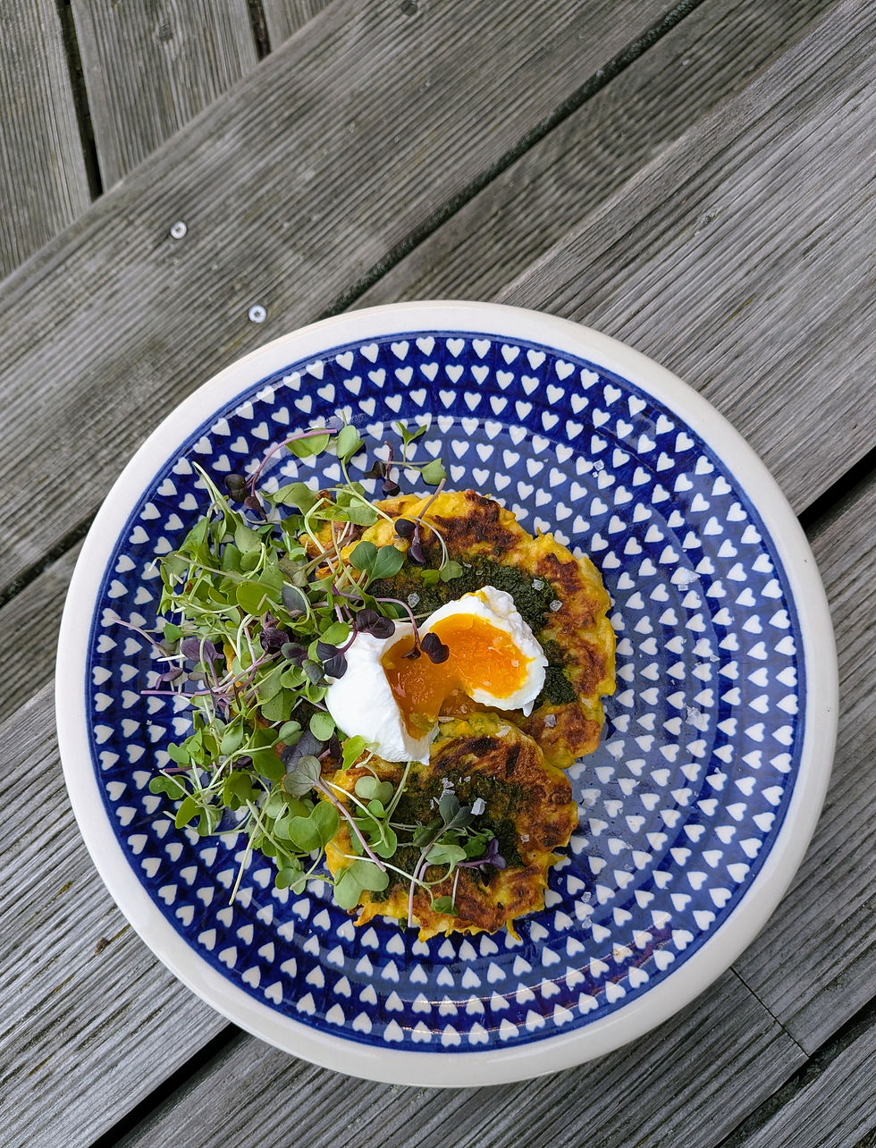 Víkendový brunch: Křupavé cuketové placičky s pošírovaným vejcem