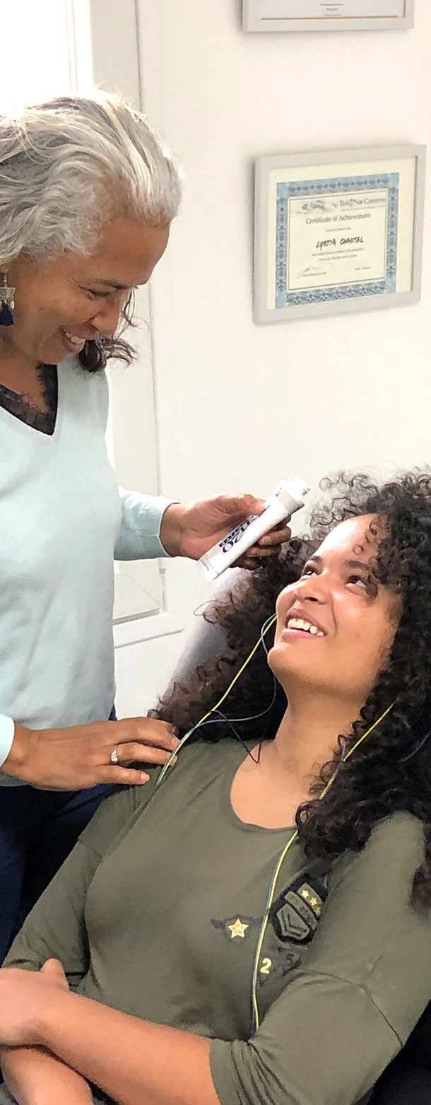 Chantal Lystig accompagnant une séance de neurofeedback dynamique à Orléans