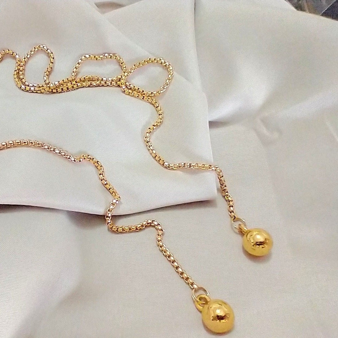 COLAR GRAVATA ESFERAS