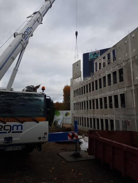 Dépose d'un mur avec une grue 