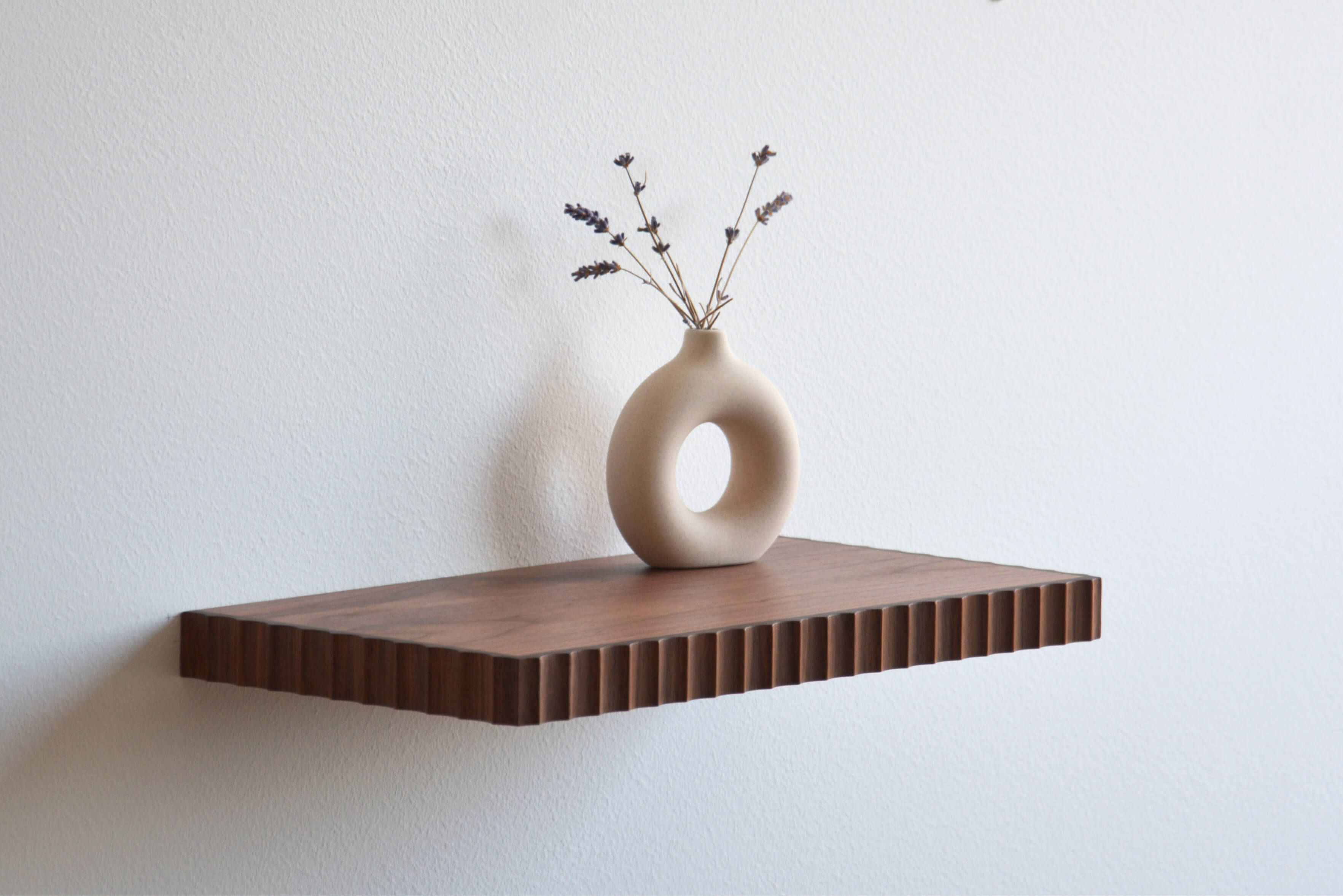 Geriffeltes Schwebendes Wandboard aus Nussbaumholz