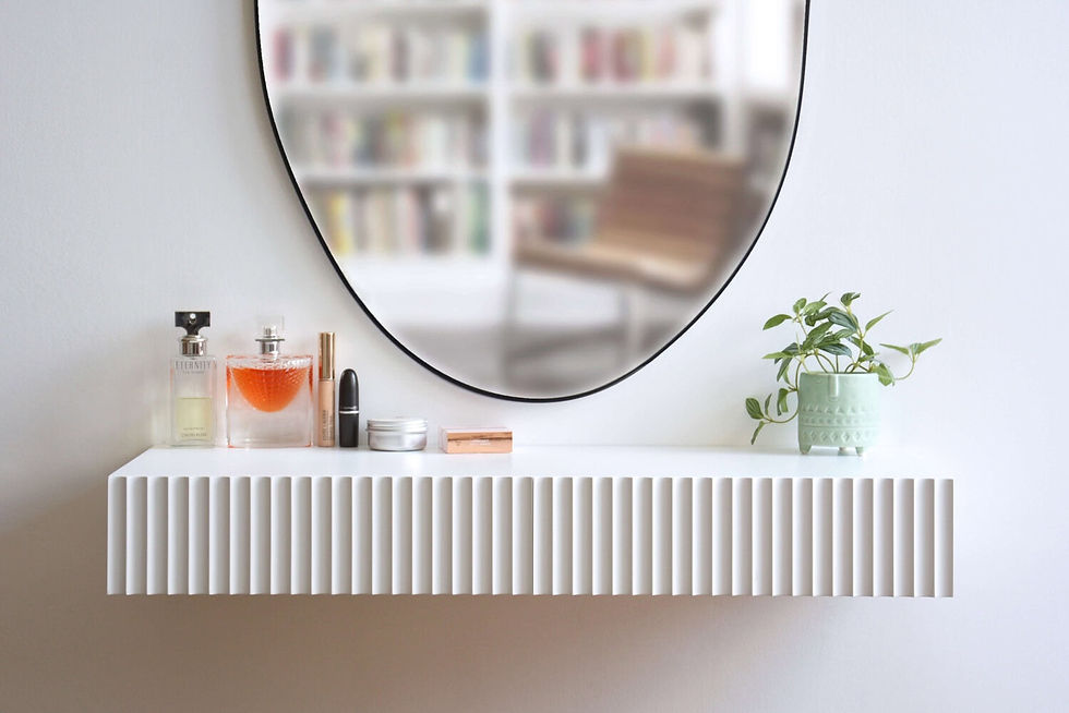 Minimalistischer Schminktisch mit geriffelter Front in Weiß