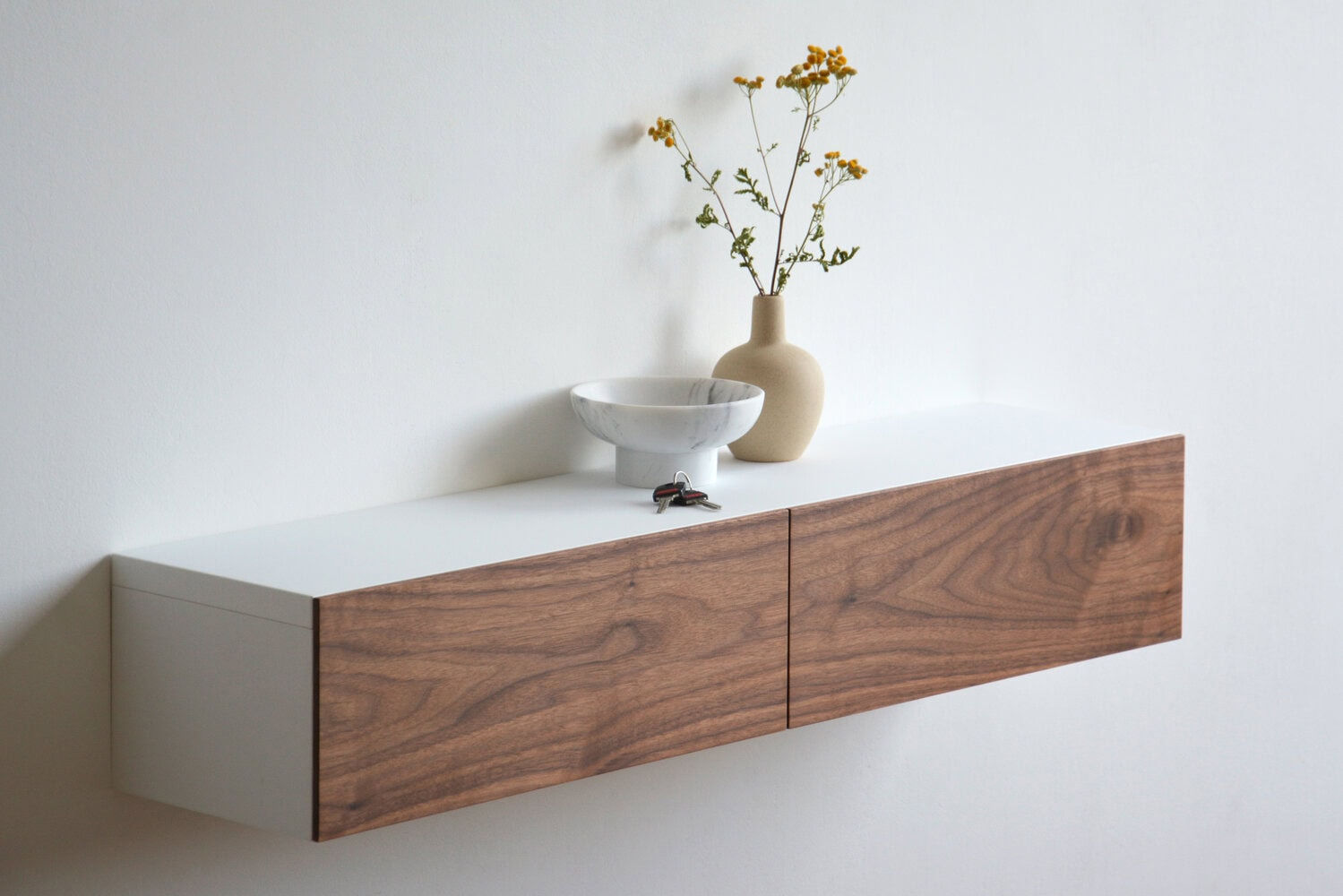 Schwebendes Wandregal mit Holzfront aus Nussbaum