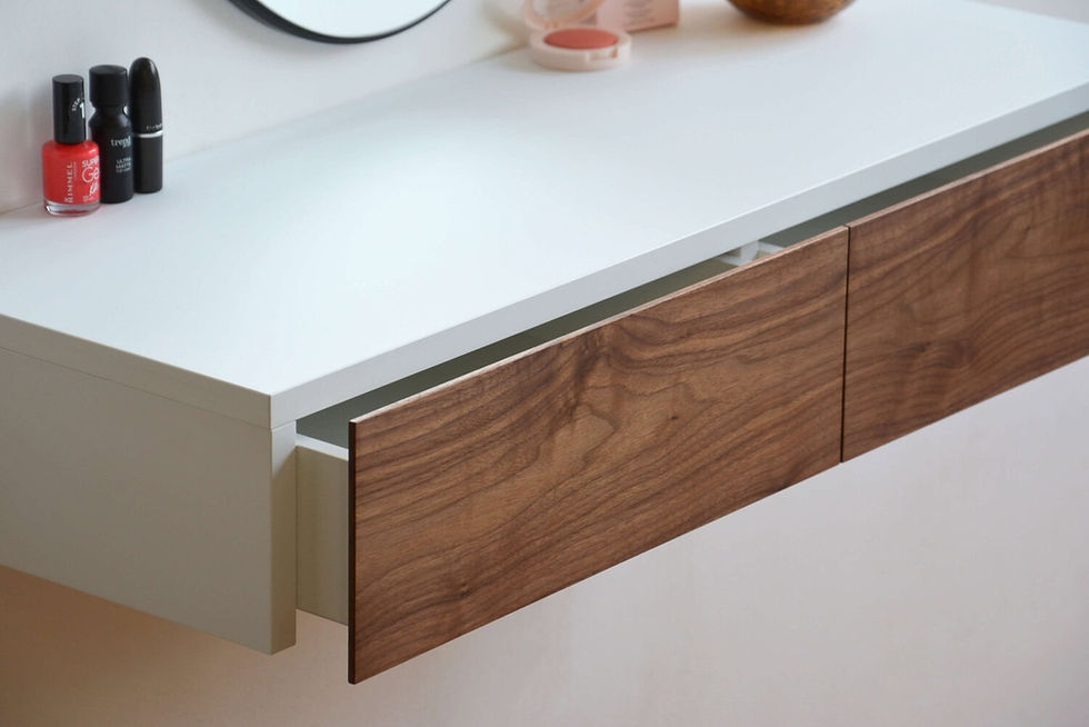 Schwebender Schminktisch mit Holzfront