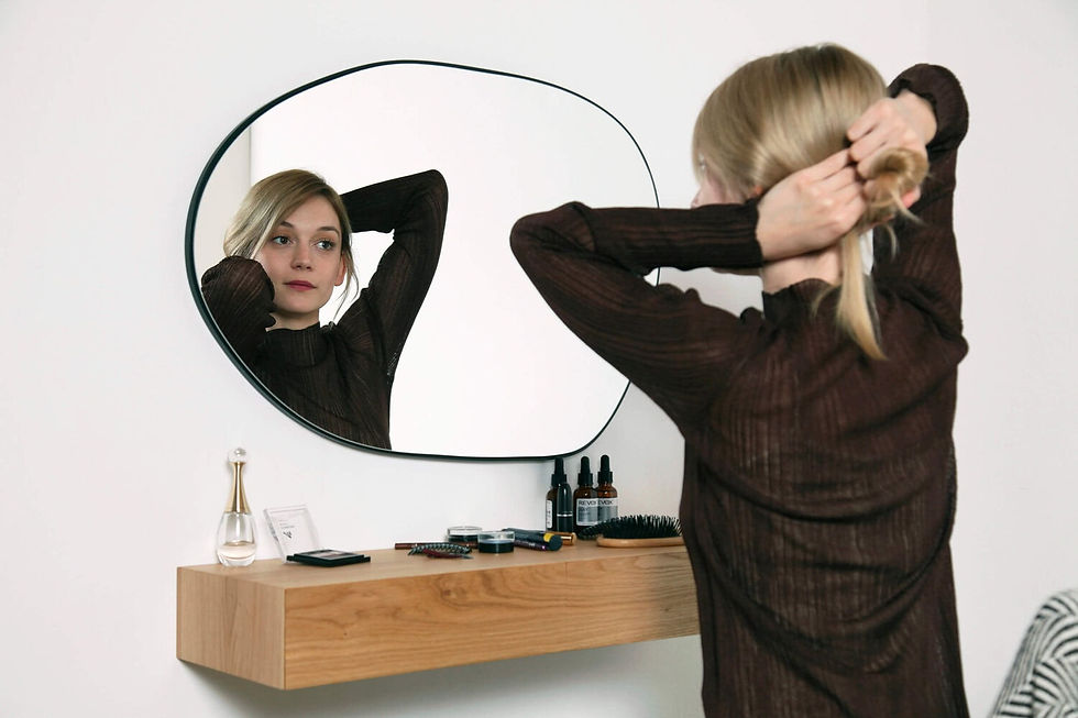 Indexkép: Minimalista tölgy fésülködő asztal modellel