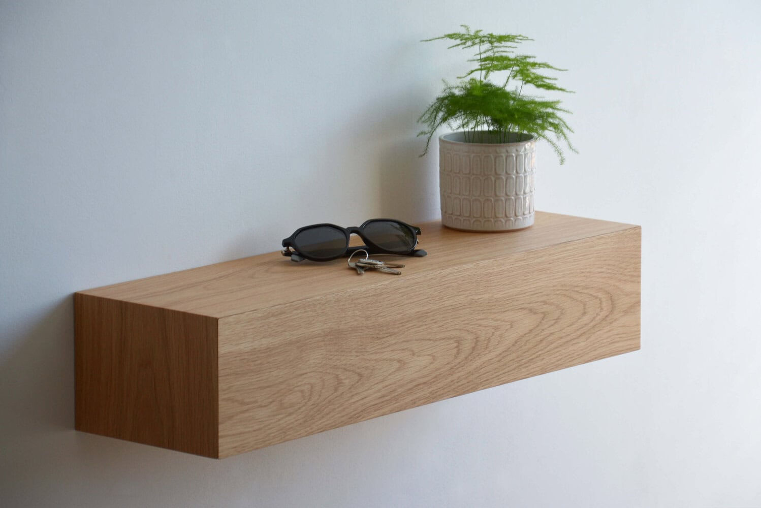 Schwebender Flur-Stauraum aus Eiche