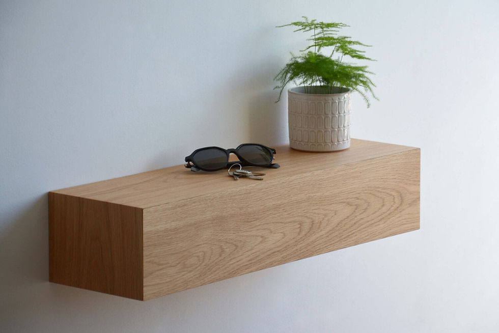 Schwebender Flur-Stauraum aus Eiche