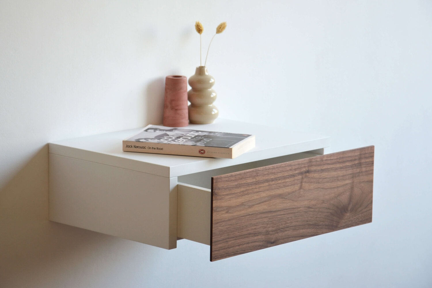 Schwebender Nachttisch mit Holzfront aus Nussbaum