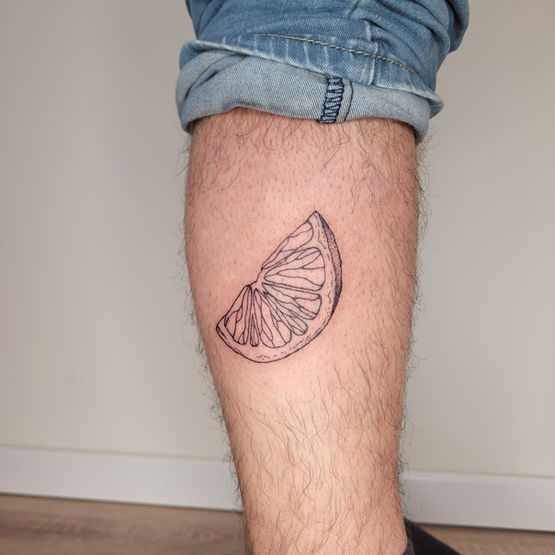 קעקוע של פרי הדר | קעקוע של פלח תפוז | קעקועים קטנים ועדינים | קעקועים בעיצוב אישי