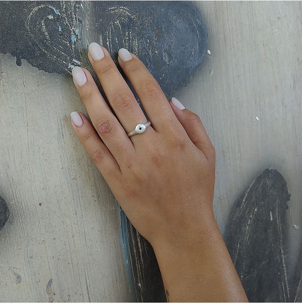 תמונה ממוזערת: טבעת חותם עגולה קטנה עם ספינל טבעי שחור