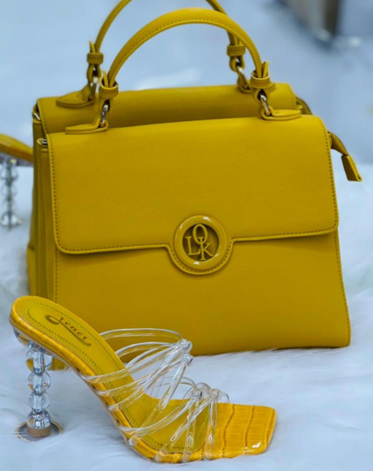 لوك اصفر مع صندل لوك اصفر مع صندل