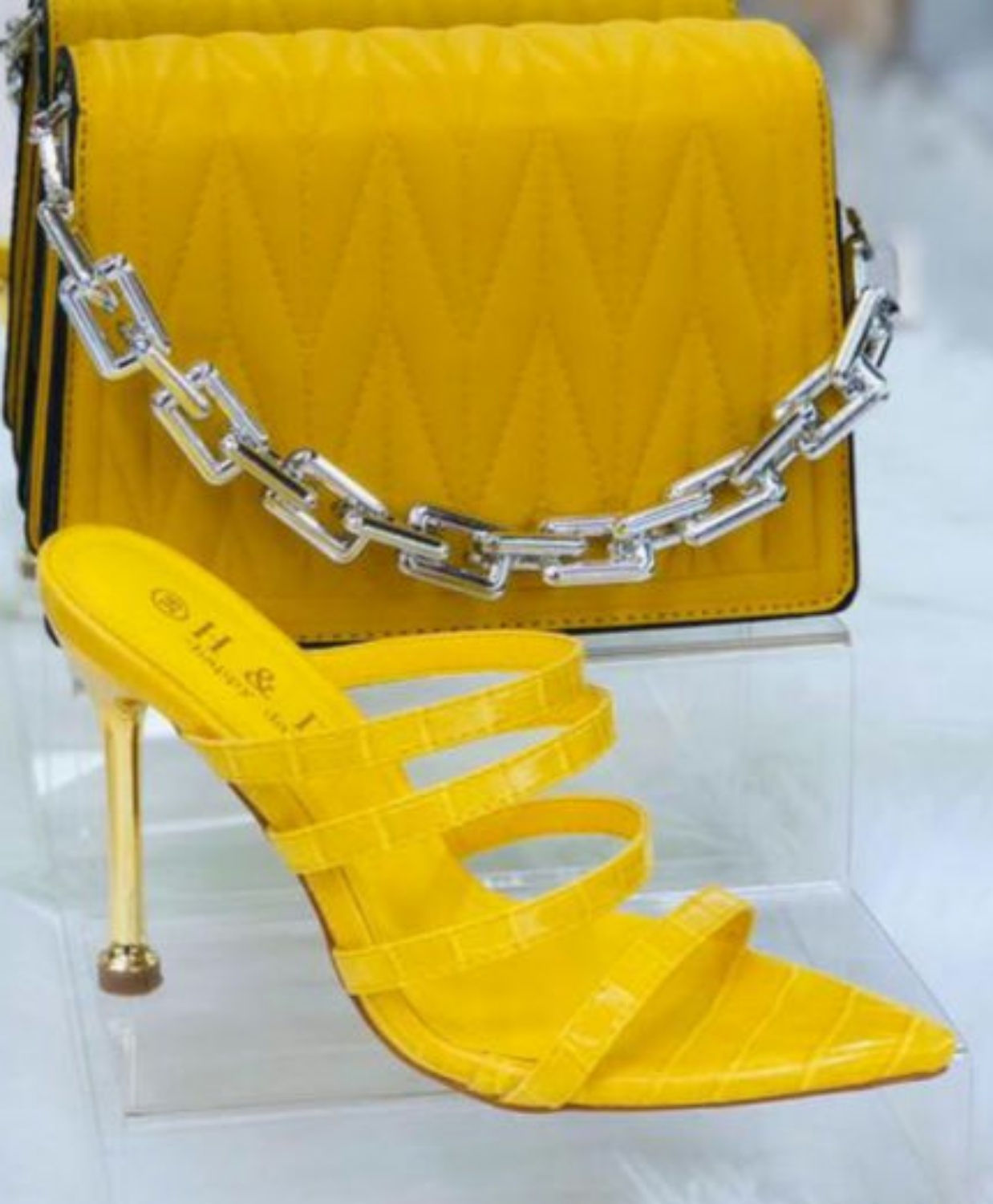 كيس أصفر مع صندل