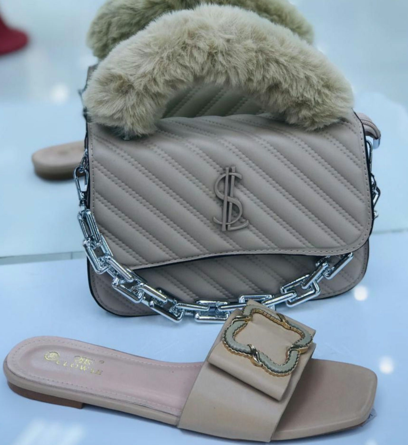 حقيبة يد من الفرو البيج مع فلاتس يد من الفرو البيج مع حذاء مسطح