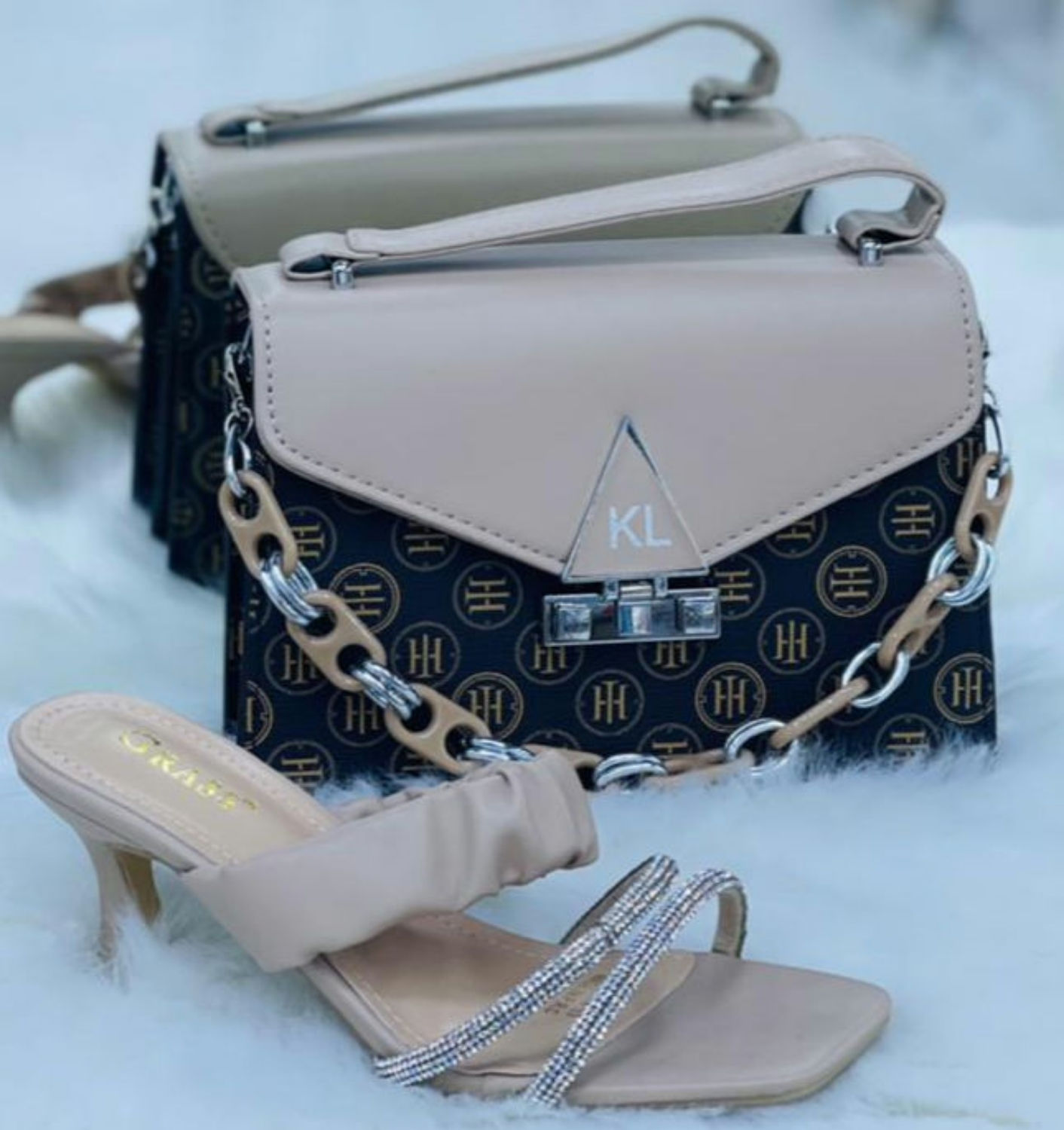 CASUAL BEIGE BAG WITH SANDALS