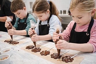 Kinderen maken chocolade lolipopjes.png